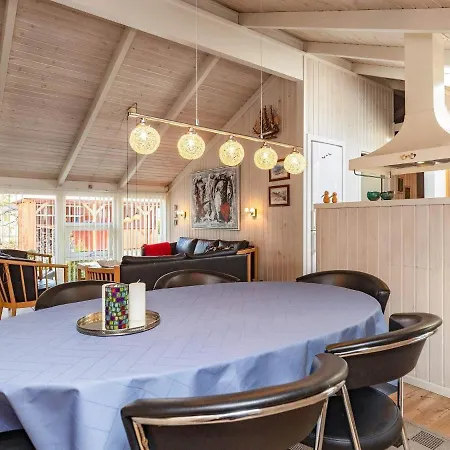 6 Person In Hals-by Traum